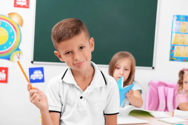 Gruppo di bambini in classe — Foto Stock