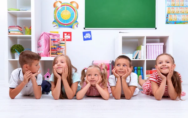 Kinderreihe im Klassenzimmer — Stockfoto