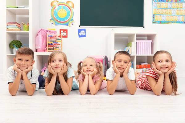 Rij van kinderen in de klas — Stockfoto