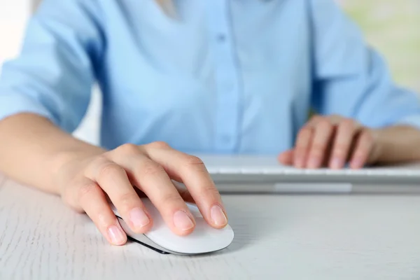 Mão com mouse de computador — Fotografia de Stock