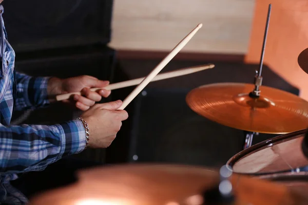 Baterista con palos y tambores —  Fotos de Stock