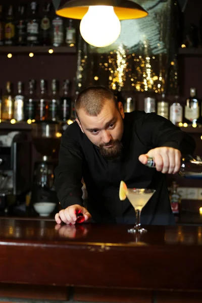 Barkeeper macht Cocktail — Stockfoto