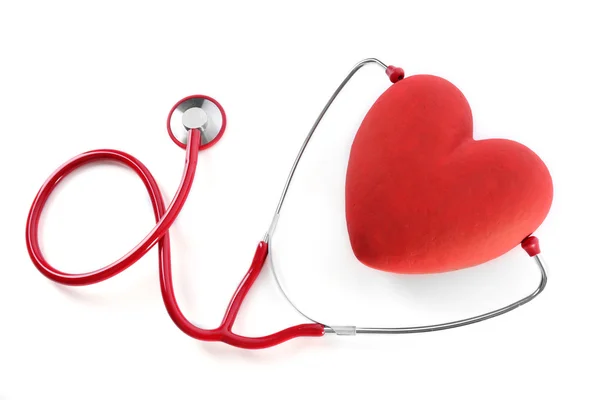 Червоний стетоскоп з серцем ізольовано на білому — стокове фото