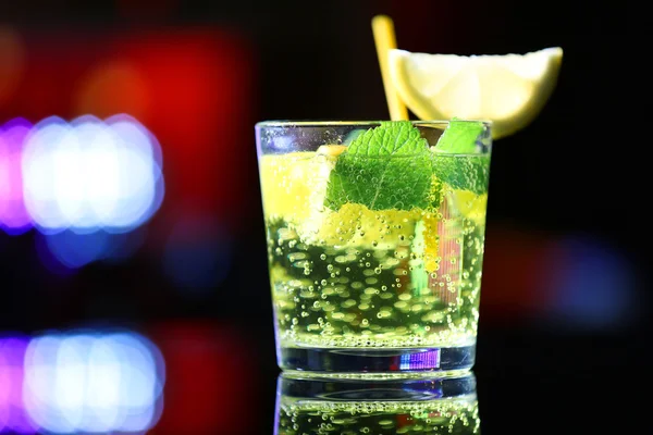 Copa de cóctel en el bar — Foto de Stock