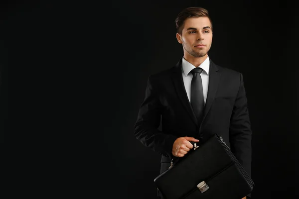 Elegante hombre de traje con maletín —  Fotos de Stock