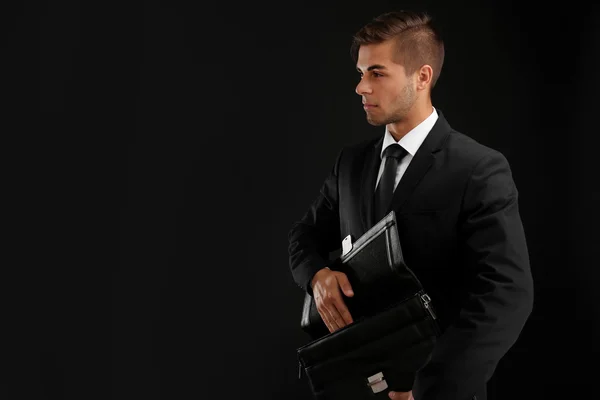 Homem elegante de terno com pasta — Fotografia de Stock