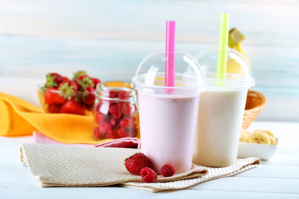 Plastmugg av milkshake — Stockfoto