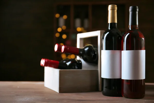 Lyx vin flaskor på bordet — Stockfoto