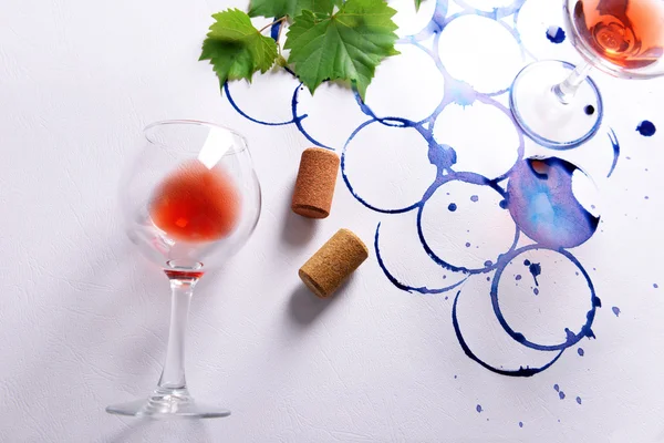 Wine glass and branch of grapes — Stock Photo, Image