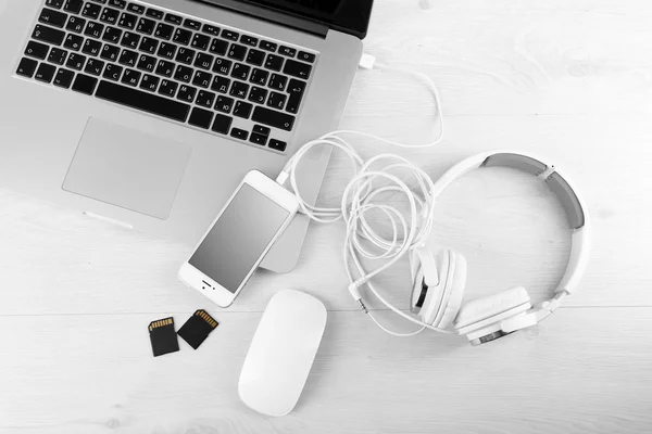 Computer peripherals and laptop accessories on white wooden background — Stock Photo, Image