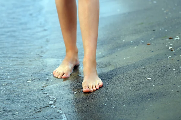 Mulher andando na praia de areia — Fotografia de Stock