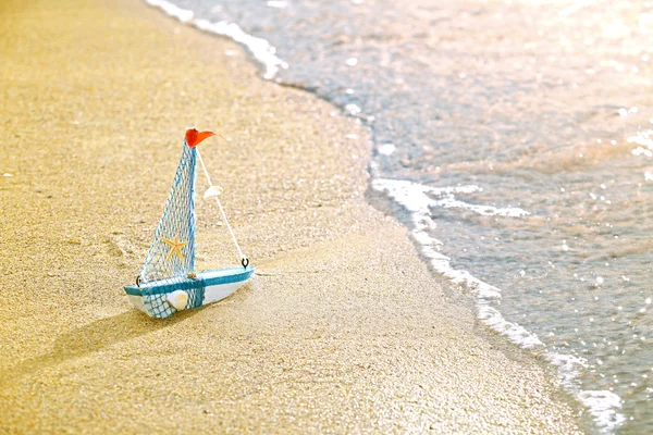 Small ship on sand — Stock Photo, Image