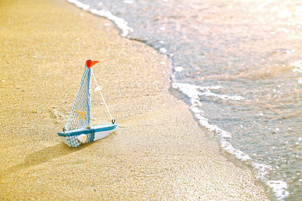 Маленький корабль на песке
 