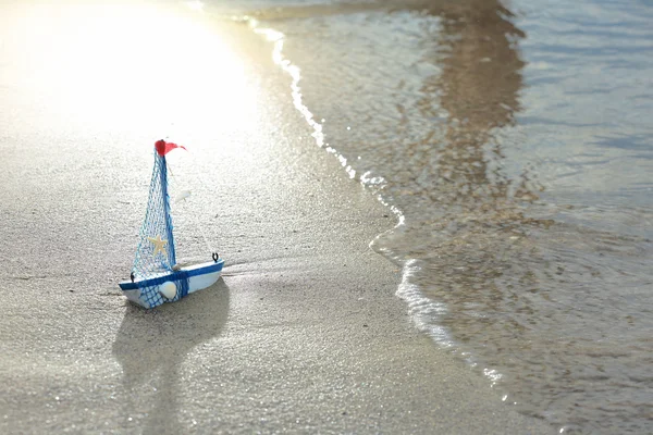 Piccola nave sulla sabbia — Foto Stock