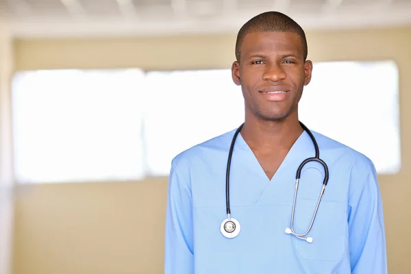 Bonito médico afro-americano — Fotografia de Stock