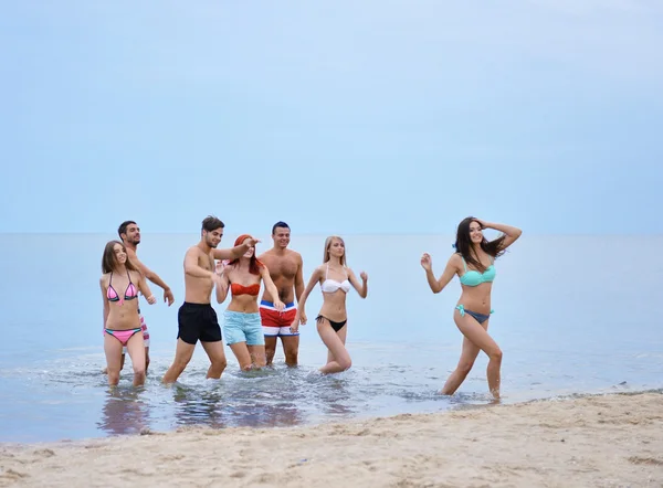 Junge Leute haben Spaß am Strand — Stockfoto