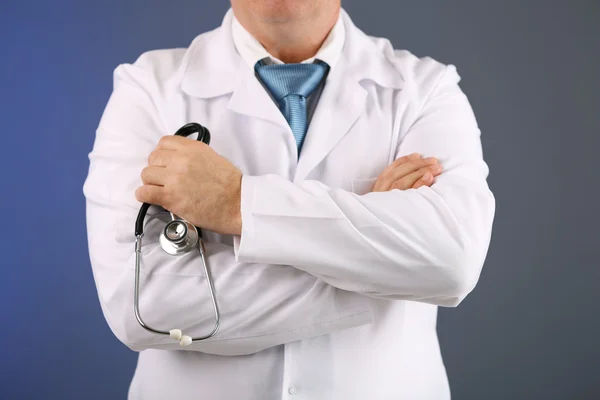 Medico con stetoscopio sul posto di lavoro — Foto Stock