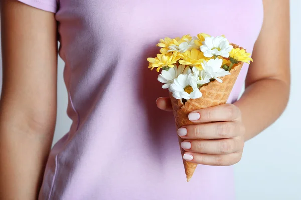 Nő a gazdaság virágok waffle kúp, közelről — Stock Fotó