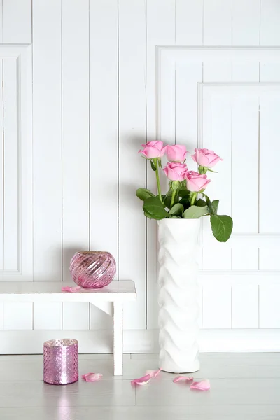 Decoración casera y rosas — Foto de Stock