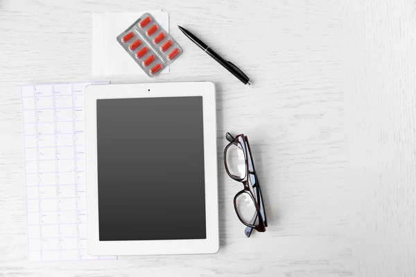 Medical tablet with screen empty screen on wooden table — Stock Photo, Image