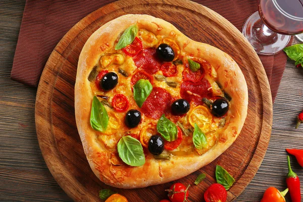 Πίτσα σε σχήμα καρδιάς — Φωτογραφία Αρχείου