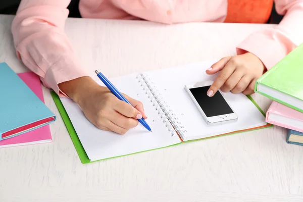 Chica escribiendo en cuaderno — Foto de Stock