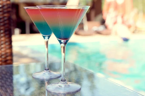 Cocktails on swimming pool — Stock Photo, Image