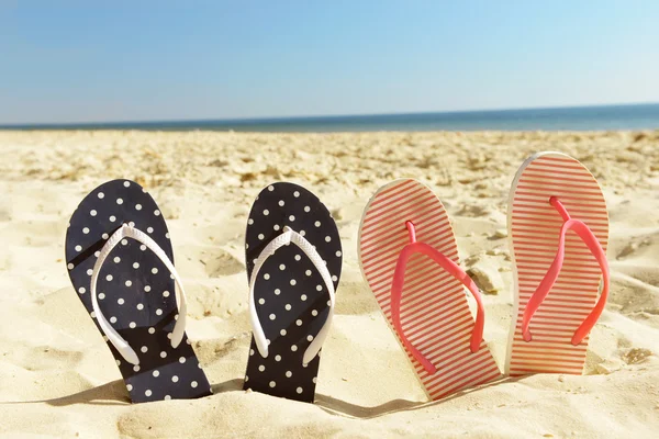 Chanclas en playa arena primer plano —  Fotos de Stock