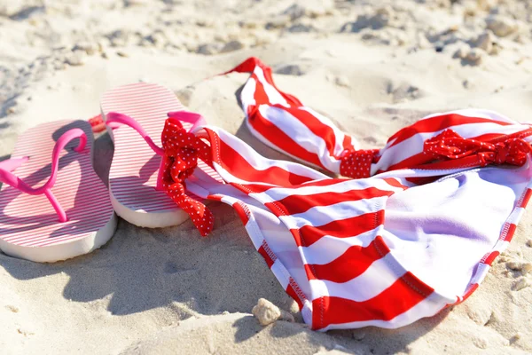 Flip Flops und Badeanzug in Nahaufnahme am Strand — Stockfoto