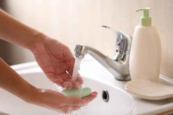 Wassen van handen met zeep — Stockfoto