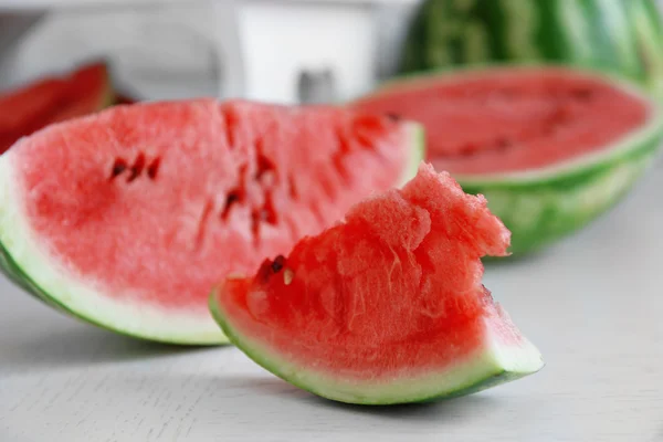 Skivad vattenmeloner på bord — Stockfoto