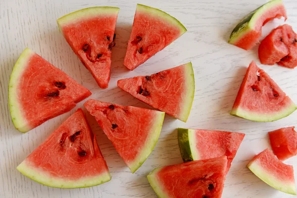 Ahşap masa portre üzerinde karpuz dilimli