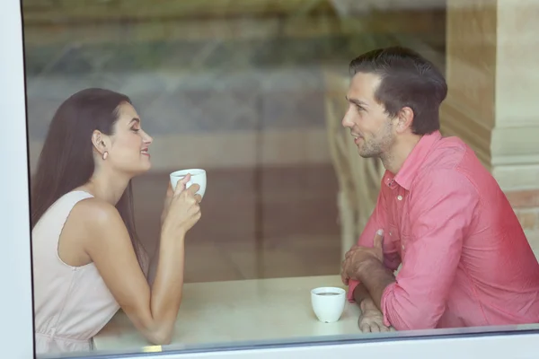 Junges Paar trinkt Tee — Stockfoto