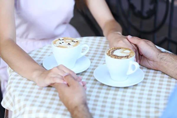 Casal amoroso com café quente — Fotografia de Stock