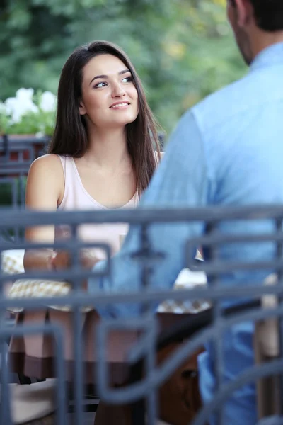 Jovem mulher e homem no café — Fotografia de Stock