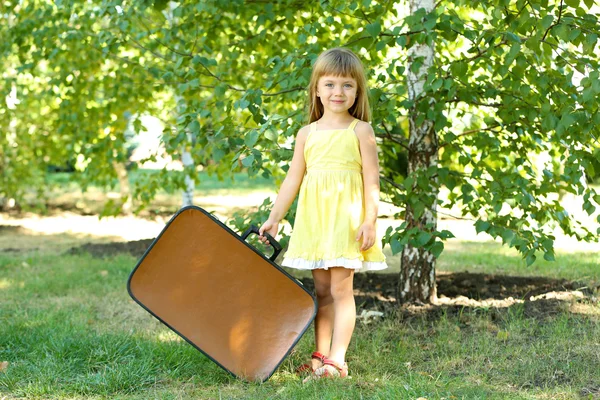 Bavul Park ile küçük kız — Stok fotoğraf