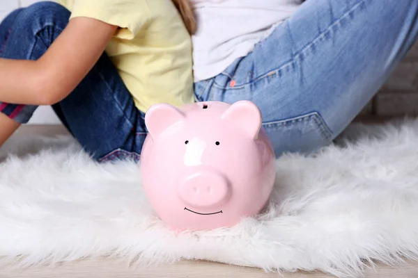 Niña con la caja de dinero de cerdo —  Fotos de Stock