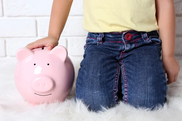 Little girl with the pig  moneybox — Stock Photo, Image