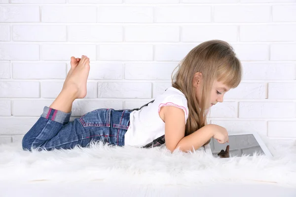 Menina com tablet — Fotografia de Stock