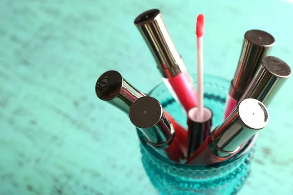 Maquillage rouge à lèvres sur table en bois — Photo