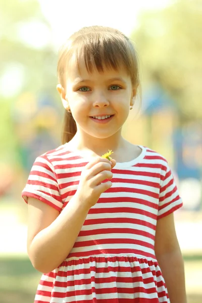 Girl playing in park — Stock Photo, Image
