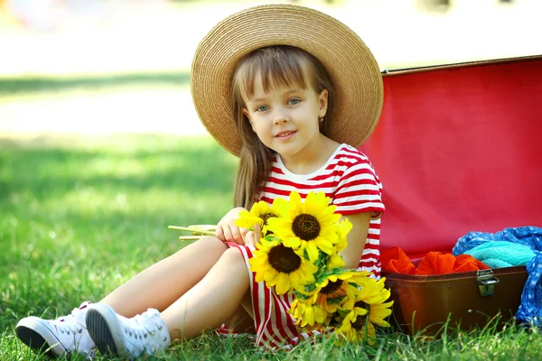 Niña con girasoles y maleta — Foto de Stock