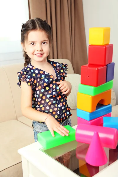 Bambina che gioca con i cubi a casa — Foto Stock