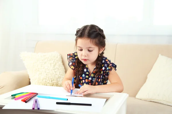 Malá holčička kreslení obrázek doma — Stock fotografie