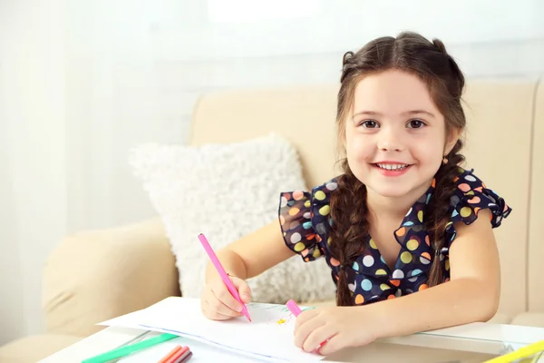 Bambina disegno immagine a casa — Foto Stock