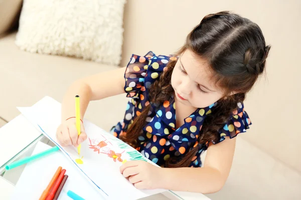 Pequena menina desenho imagem em casa — Fotografia de Stock