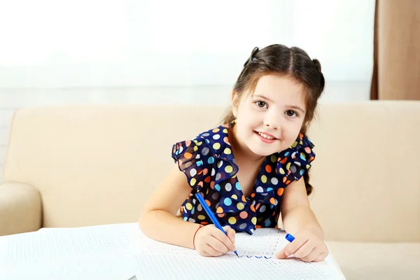 Aranyos kis lány csinál vele házi feladatot — Stock Fotó