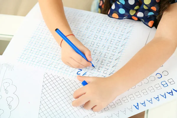  Kız ödevini yapıyor.