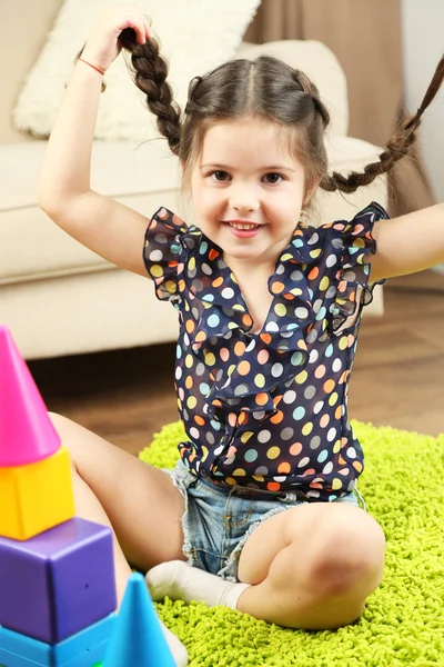 Menina brincando com cubos — Fotografia de Stock