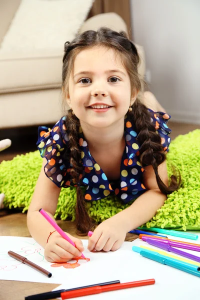 Malá holčička kreslení obrázek doma — Stock fotografie